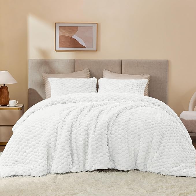 BEDELITE Fluffy King Size Comforter Set - Bright White Fleece Soft Comforter for King Size Bed, Luxury Warm Bedding Set for Winter, Fuzzy Bed Set 3 Pieces (1 Comforter, 2 Pillowcases)