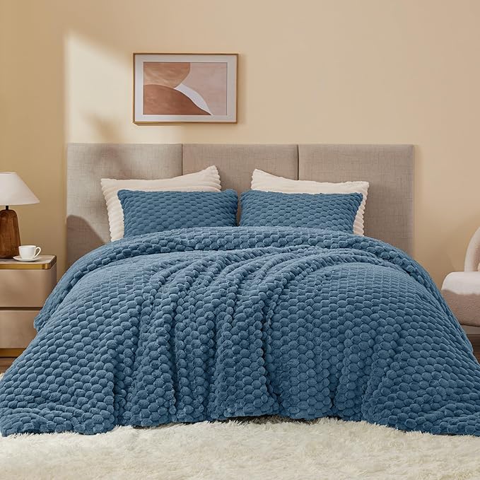 BEDELITE Fluffy King Size Comforter Set - Blue Fog Fleece Soft Comforter for King Size Bed, Luxury Warm Bedding Set for Winter, Fuzzy Bed Set 3 Pieces (1 Comforter, 2 Pillowcases)