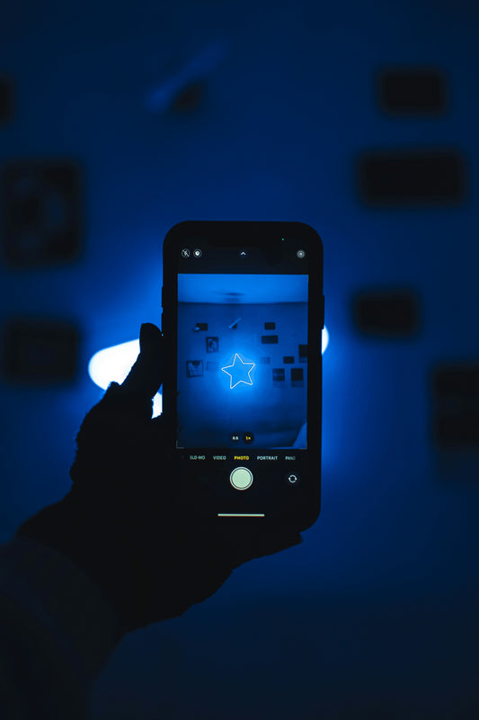 [RESTMENT] The "Sunset" Filter: Why checking your phone at night ruins your deep sleep