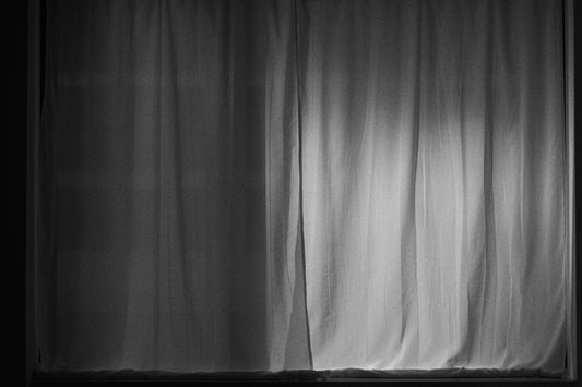 [RESTMENT] The "Darkness Seam Seal": How to block light leaks from bedroom curtains for uninterrupted REM sleep