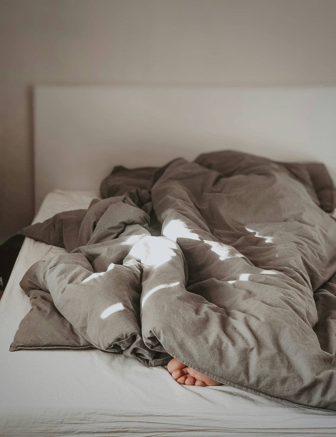 [RESTMENT] Waking Up at 3 AM? Your Bed Might Be a "Heat Trap" (The Thermodynamics of Deep Sleep)