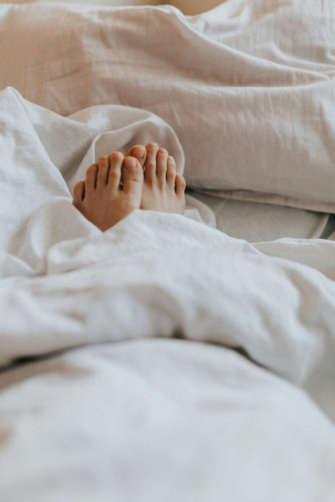 [RESTMENT] The "Chilled Sock Cooling Protocol": How lowering core body temperature speeds up sleep onset
