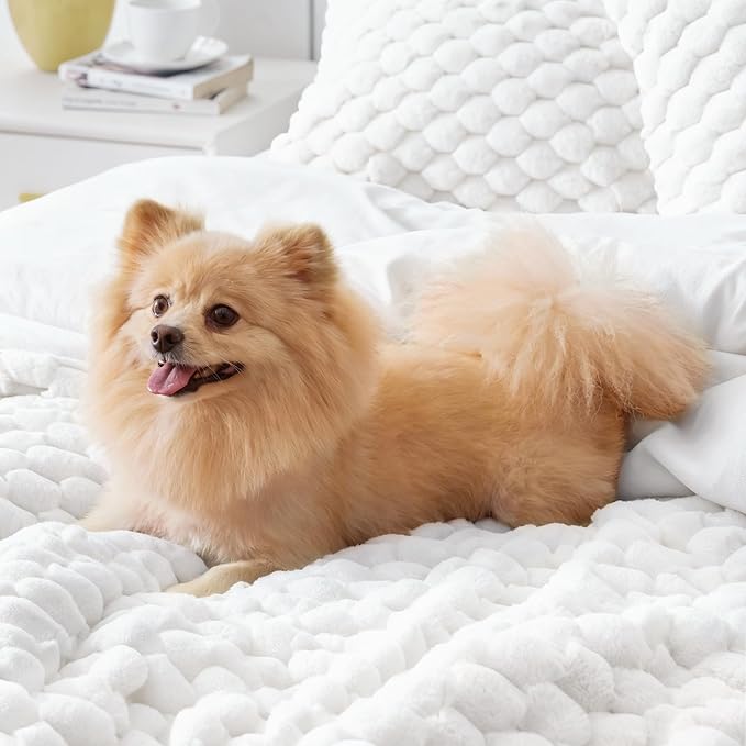 BEDELITE Fluffy King Size Comforter Set - Bright White Fleece Soft Comforter for King Size Bed, Luxury Warm Bedding Set for Winter, Fuzzy Bed Set 3 Pieces (1 Comforter, 2 Pillowcases)