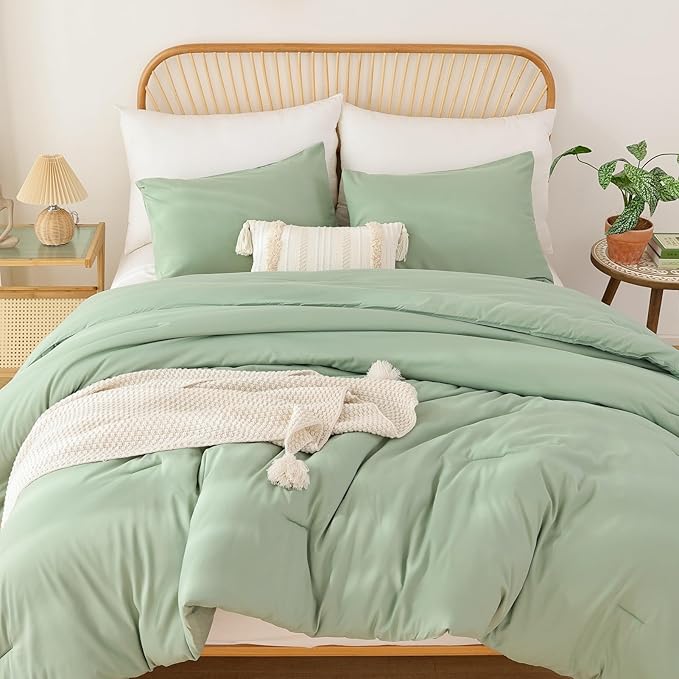 ROSGONIA California King Comforter Set Sage Green, 3pcs(1 Boho Cal King Comforter & 2 Pillowcases), All Season Lightweight Bedding Blanket Quilt