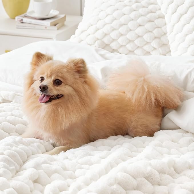 BEDELITE Fluffy King Size Comforter Set - Cream White Fleece Soft Comforter for King Size Bed, Luxury Warm Bedding Set for Winter, Fuzzy Bed Set 3 Pieces (1 Comforter, 2 Pillowcases)