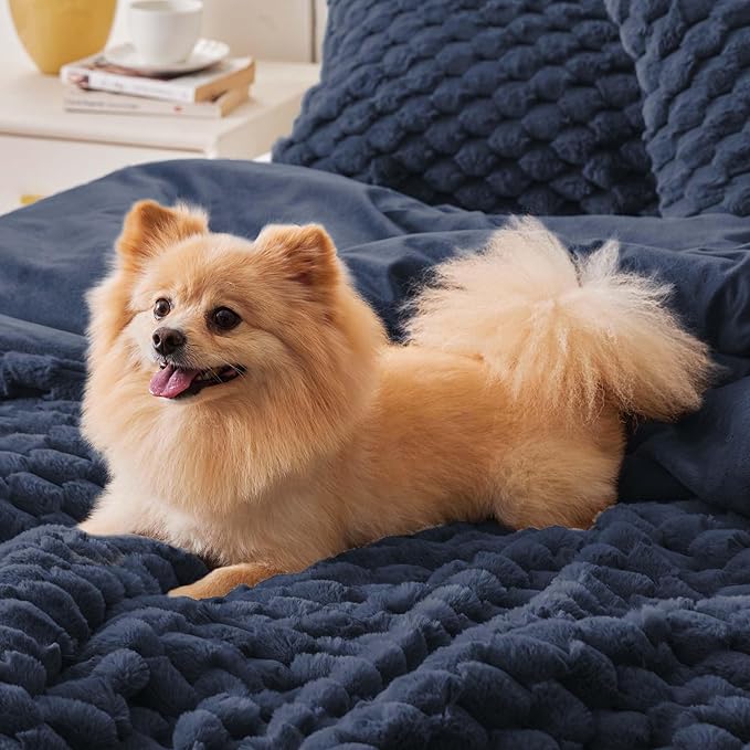 BEDELITE Fluffy Queen Comforter Set - Navy Blue Fleece Soft Comforter for Queen Size Bed, Luxury Warm Bedding Set for Winter, Fuzzy Bed Set 3 Pieces (1 Comforter, 2 Pillowcases)