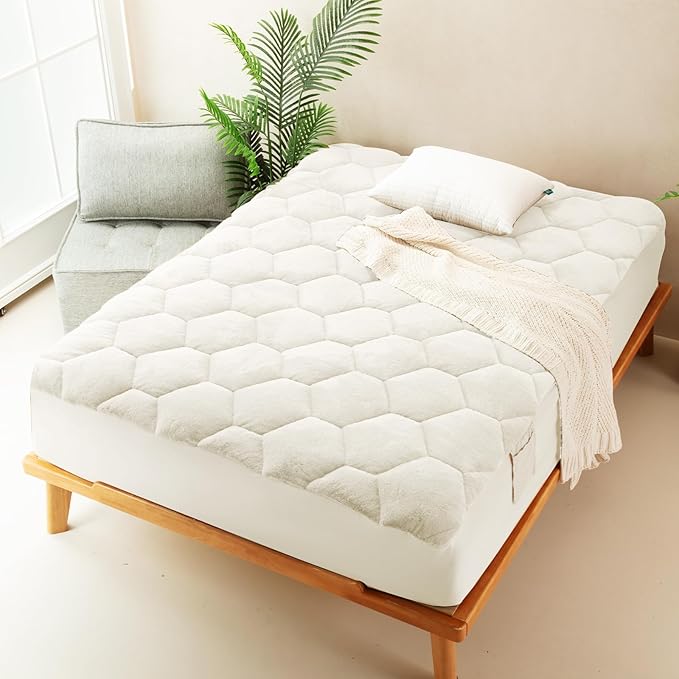 Faux Fur Mattress Pad Quilted Fitted Mattress Cover, Fluffy Warm Soft Breathable Mattress Protector, Mattress Topper with 8-21" Deep Pocket (White, King)