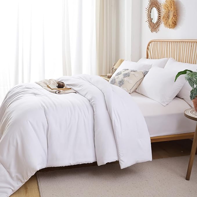 ROSGONIA Alaskan King Comforter 136x120, White, 1 Extra Large King Size Comforter Oversized & 2 Pillowcases, Lightweight Warm Bedding Set Quilt