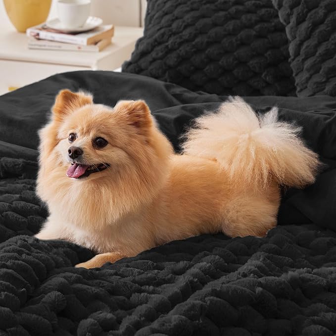 BEDELITE Fluffy Twin Comforter Set - Black Fleece Soft Comforter for Twin Size Bed, Luxury Warm Bedding Set for Winter, Fuzzy Bed Set 2 Pieces (1 Comforter, 1 Pillowcase)