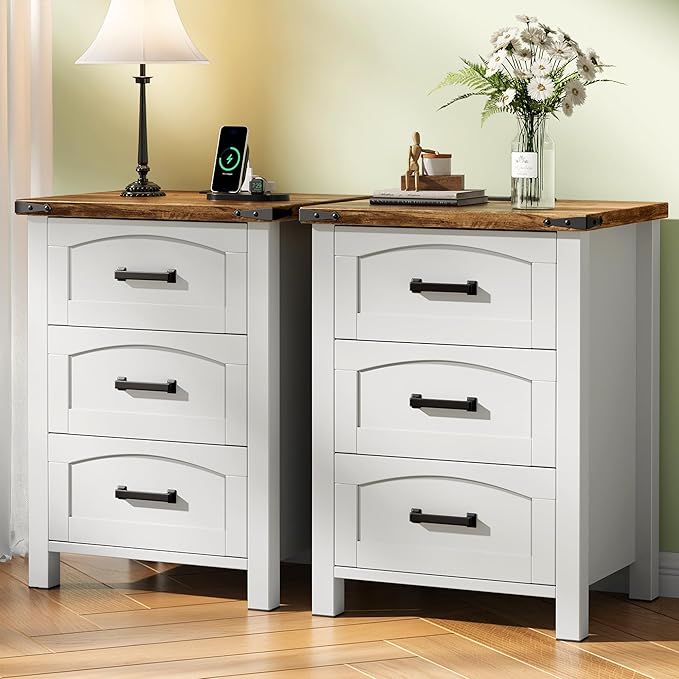 Decofy Farmhouse Nightstand Set of 2 with Charging Station, 18'' Wide Rustic End Table with USB/Type-C Ports, 3 Drawers, Wood Bedside Table for Bedroom, White