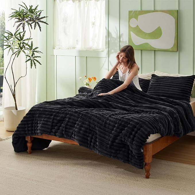 Bedsure Comforter Set Queen Size - GentleSoft™ 3 Pieces Double-Side Fleece Fluffy Black Comforter Set, Cozy Striped Room Decor Aesthetic, Luxury Bedding Queen Size, 2 Pillowcases, 90x90 Inches
