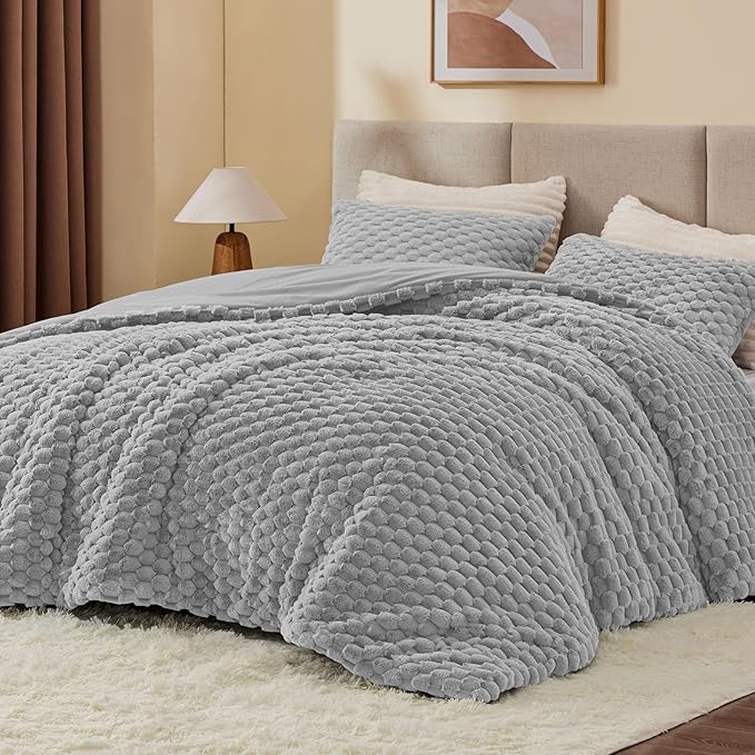 BEDELITE Fluffy Queen Comforter Set - Light Grey Fleece Soft Comforter for Queen Size Bed, Luxury Warm Bedding Set for Winter, Fuzzy Bed Set 3 Pieces (1 Comforter, 2 Pillowcases)