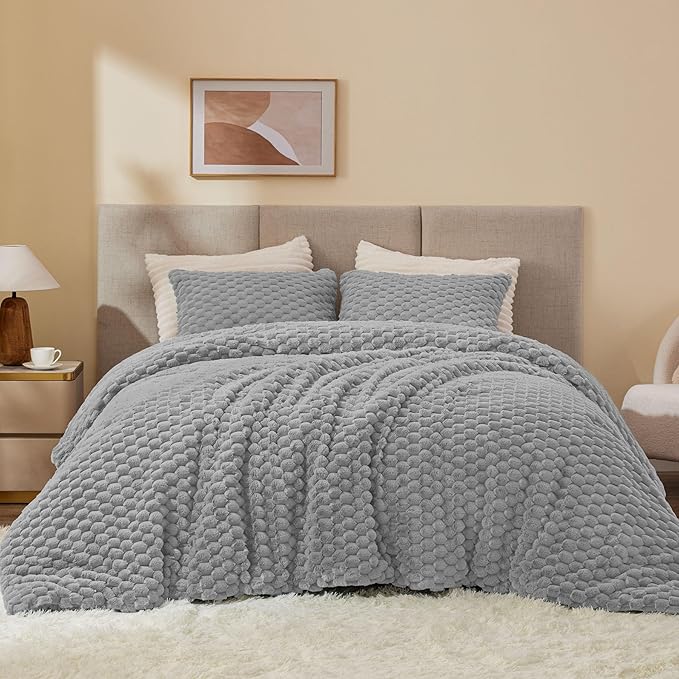 BEDELITE Fluffy Queen Comforter Set - Light Grey Fleece Soft Comforter for Queen Size Bed, Luxury Warm Bedding Set for Winter, Fuzzy Bed Set 3 Pieces (1 Comforter, 2 Pillowcases)