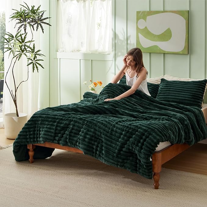Bedsure Comforter Set Queen Size - GentleSoft™ 3 Pieces Double-Side Fleece Fluffy Emerald Comforter Set, Cozy Striped Room Decor Aesthetic, Luxury Bedding Queen Size, 2 Pillowcases, 90x90 Inches