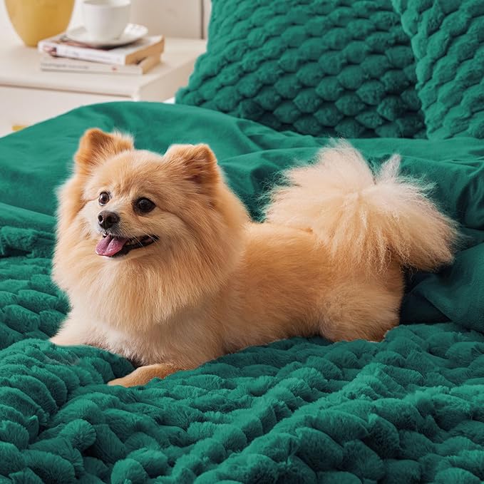 BEDELITE Fluffy Twin Comforter Set - Dark Green Fleece Soft Comforter for Twin Size Bed, Luxury Warm Bedding Set for Winter, Fuzzy Bed Set 2 Pieces (1 Comforter, 1 Pillowcase)