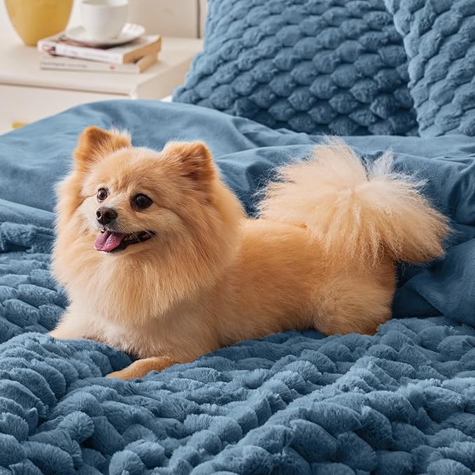 BEDELITE Fluffy Queen Comforter Set - Blue Fog Fleece Soft Comforter for Queen Size Bed, Luxury Warm Bedding Set for Winter, Fuzzy Bed Set 3 Pieces (1 Comforter, 2 Pillowcases)