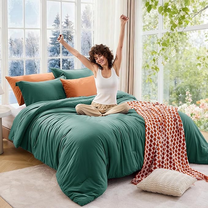 MUXHOMO King Size Comforter Set, All Season Ultra Soft Down Alternative Bedding - 3 Piece Lightweight Bed Set Includes 1 Comforter (104"x90") and 2 Pillow Shams (20"x36"), Emerald Green