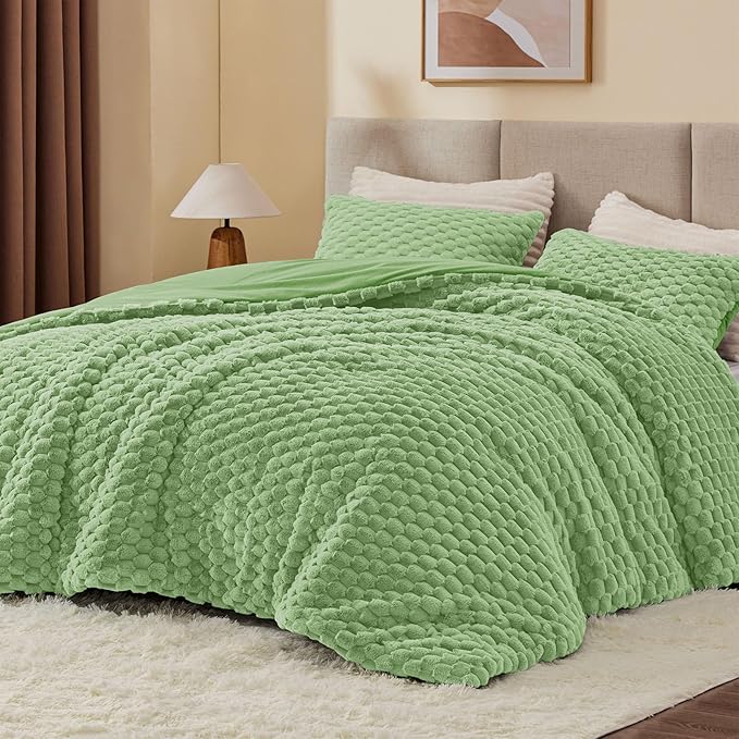 BEDELITE Fluffy Queen Comforter Set - Grass Green Fleece Soft Comforter for Queen Size Bed, Luxury Warm Bedding Set for Winter, Fuzzy Bed Set 3 Pieces (1 Comforter, 2 Pillowcases)