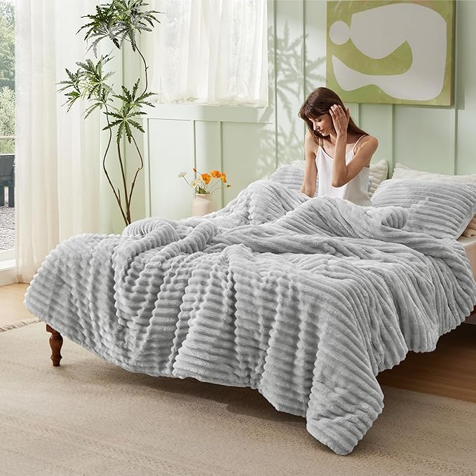 Bedsure Comforter Set Queen Size - GentleSoft™ 3 Pieces Double-Side Fleece Fluffy Light Grey Comforter Set, Cozy Striped Room Decor Aesthetic, Luxury Bedding Queen Size, 2 Pillowcases, 90x90 Inches