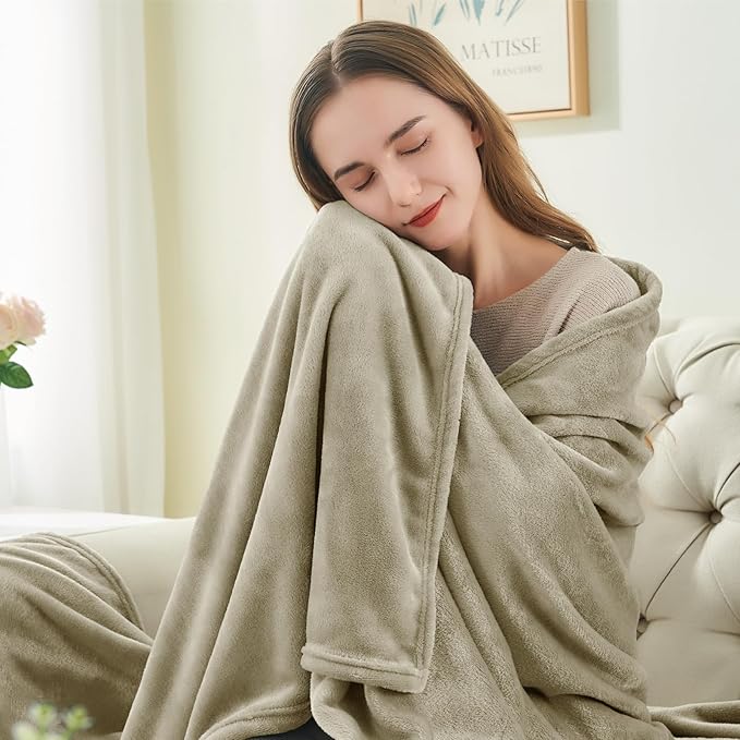 BEDELITE Fleece Blanket Oatmeal Throw Blankets for Couch & Bed, Luxury Plush Cozy Fuzzy Blanket 50x60 inches, Super Soft Warm Lightweight Throw Blanket for Travel Camping