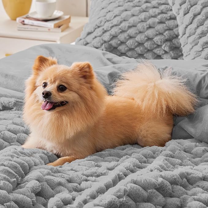 BEDELITE Fluffy King Size Comforter Set - Light Grey Fleece Soft Comforter for King Size Bed, Luxury Warm Bedding Set for Winter, Fuzzy Bed Set 3 Pieces (1 Comforter, 2 Pillowcases)