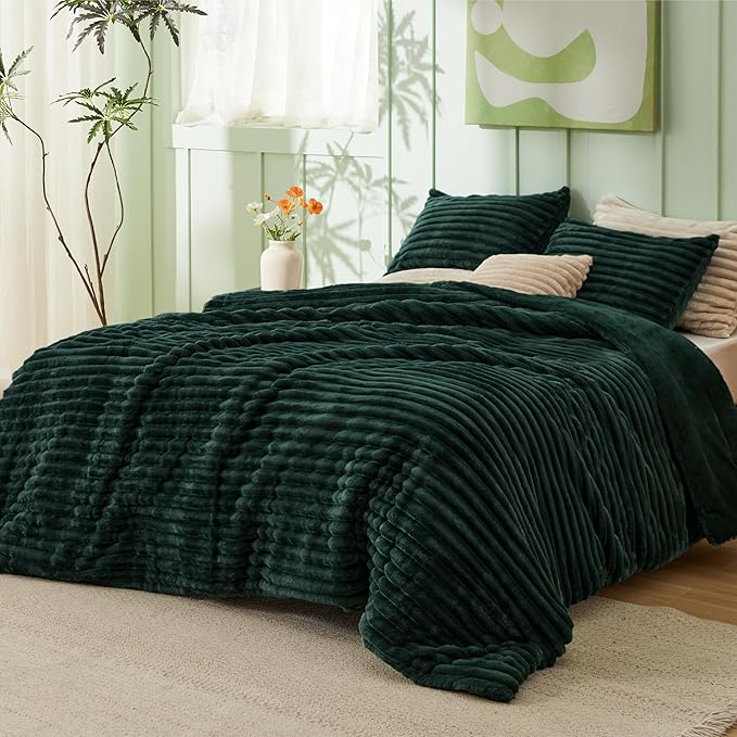 Bedsure King Comforter - GentleSoft™ 3 Pieces Double-Side Fleece Fluffy Emerald Comforter Set, Cozy Striped Room Decor Aesthetic, Luxury King Size Bedding with 2 Pillowcases, 104x90 Inches